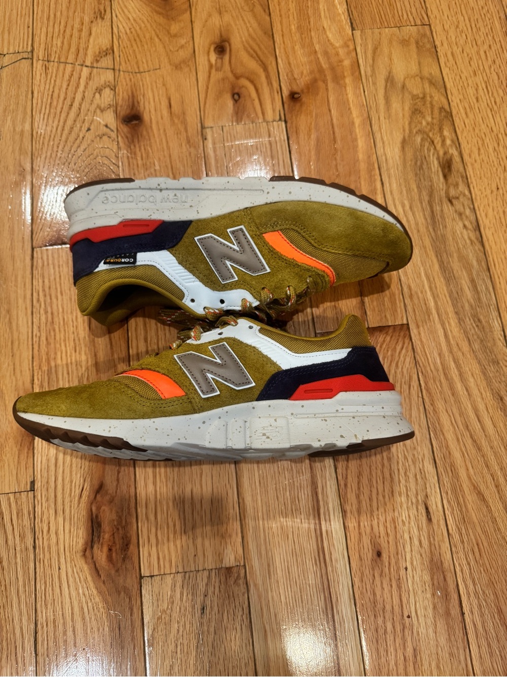 New Balance 997H sneakers in the "Gold Moss" (No box)